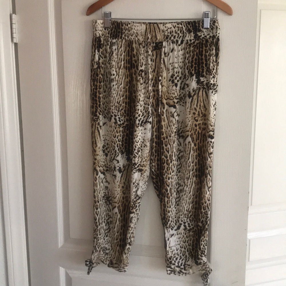 Light weight silky pull on Capri pants